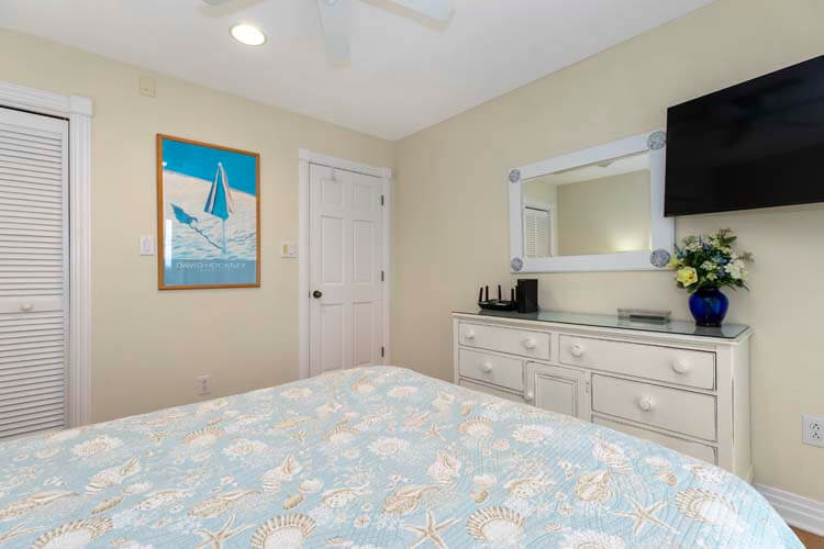 1st Floor Queen Bedroom