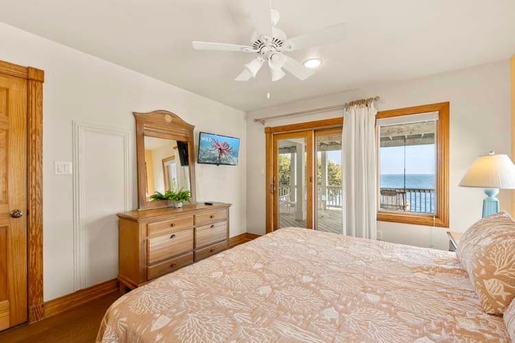 1st Floor King with Private Bath