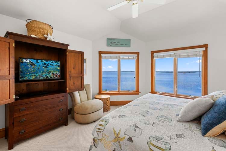 1st Floor King with Private Bath