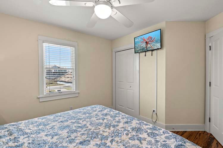 1st Floor King Bedroom