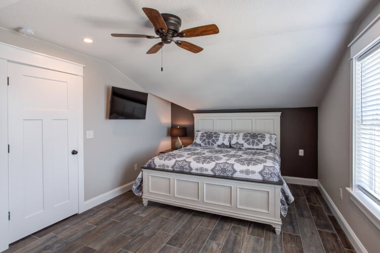 3rd Floor King with Private Bath (19)