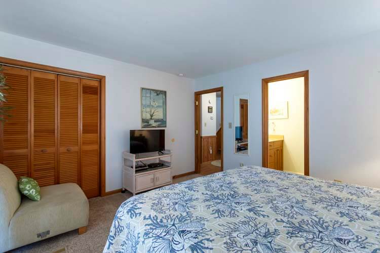 1st Floor King with Shared Bath