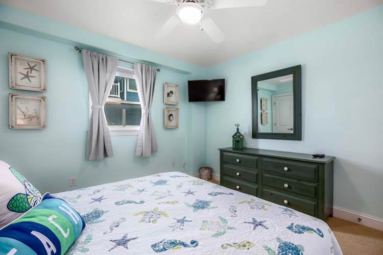 1st Floor Queen Bedroom