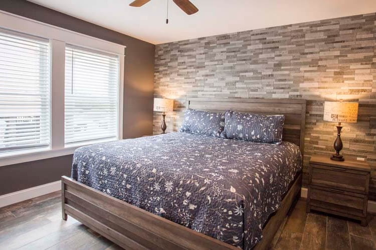 Ground Floor King with Shared Bath (18)