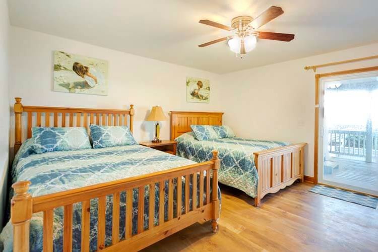 1st Floor Queens with Private Bath