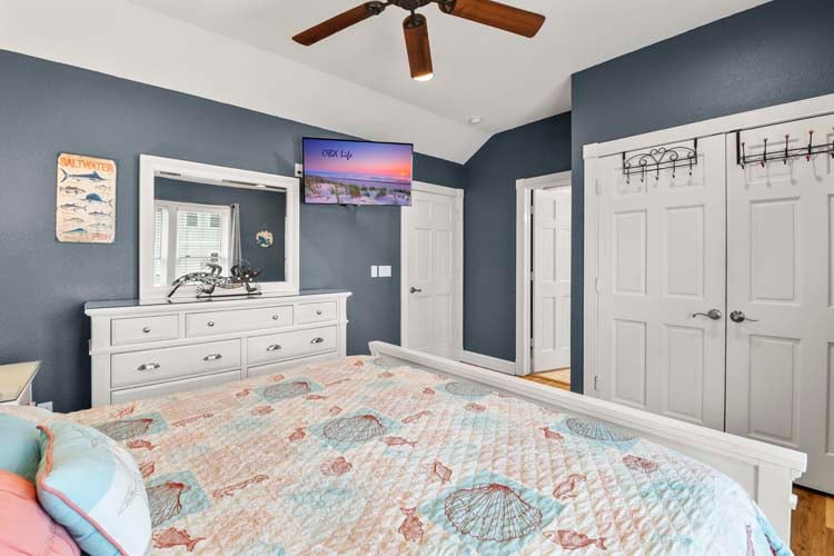 2nd Floor King with Private Bath