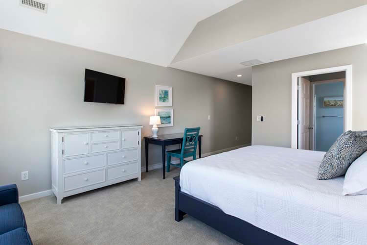 2nd Floor King with Private Bath and Sleepsofa