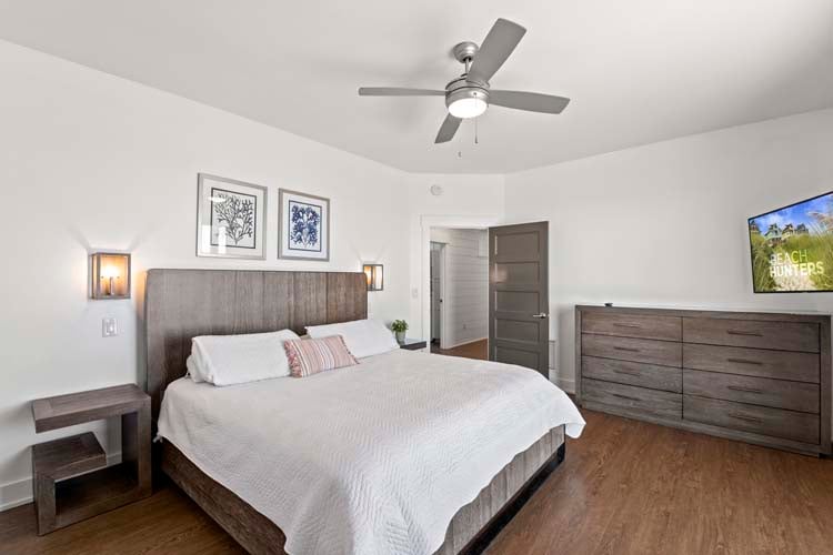 1st Floor King with Private Bath