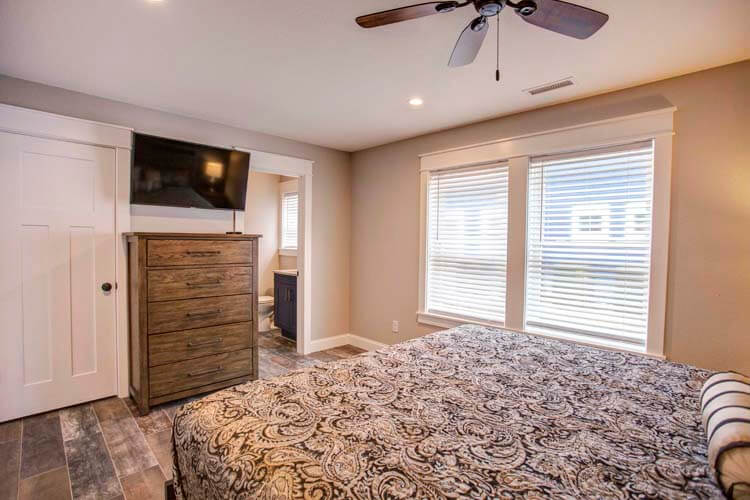 Ground Floor King with Private Bath (20)