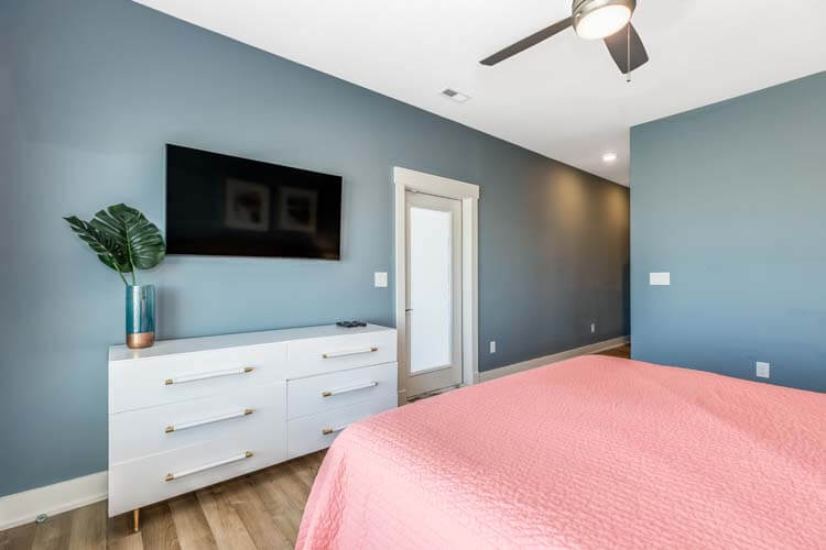 2nd Floor King with Private Bath