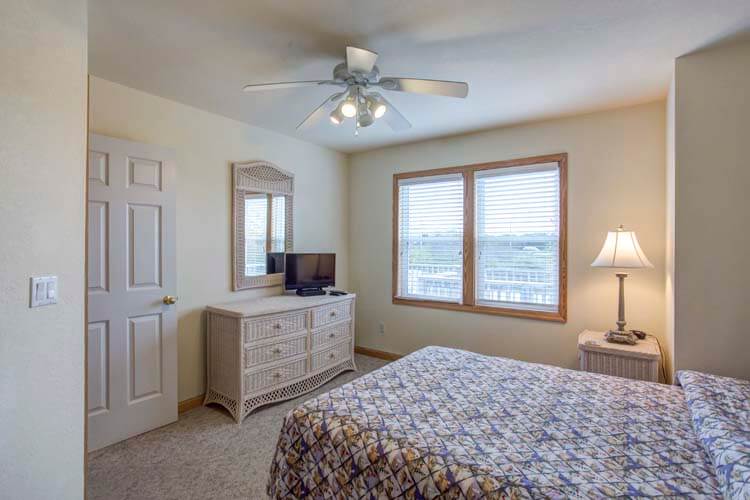 1st Floor Queen with Private Bath