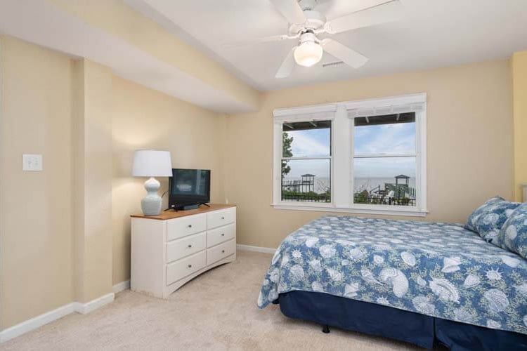 Ground Floor Queen with Private Bath