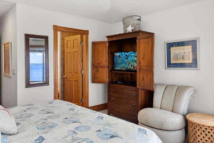 1st Floor King with Private Bath