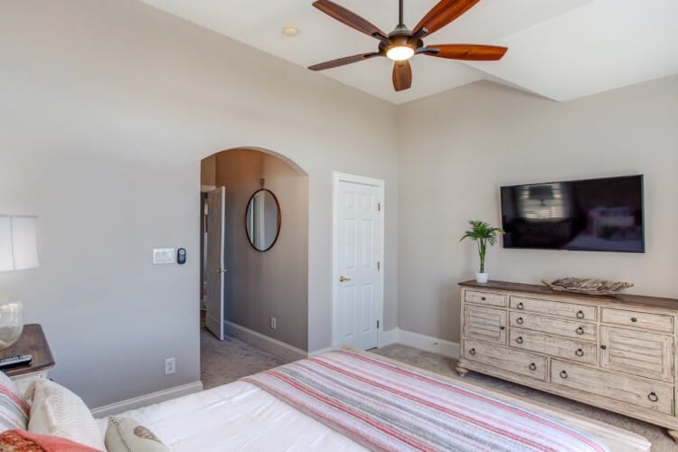 2nd Floor Queen with Private Bath