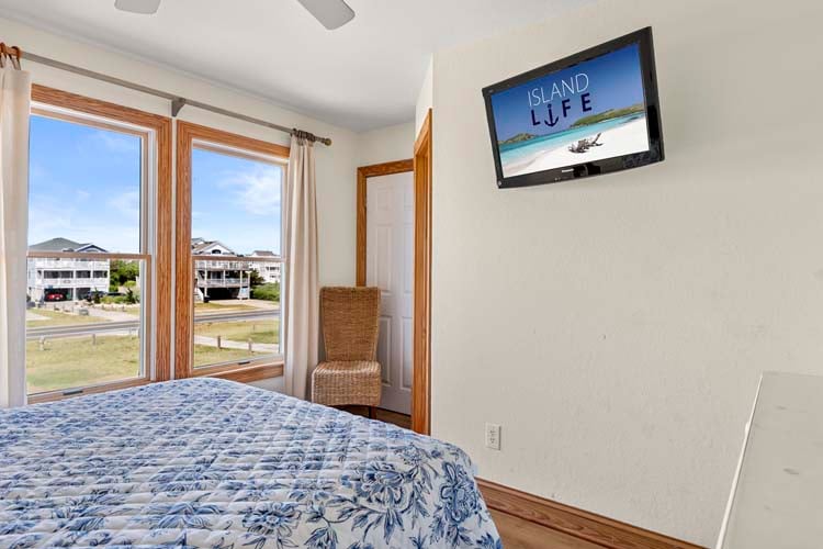 1st Floor Queen with Private Bath