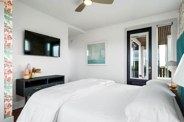 1st Floor King with Private Bath (SW)