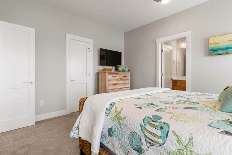 1st Floor Queen with Private Bath