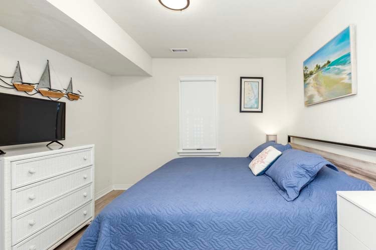 Ground Floor King with Shared Bath