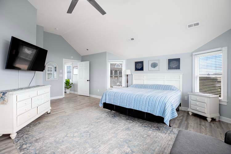 2nd Floor King with Private Bath