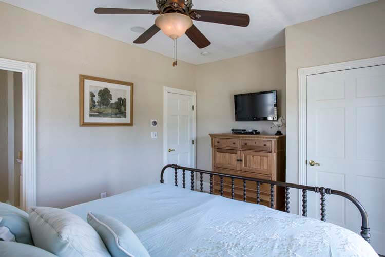 1st Floor King with Private Bath