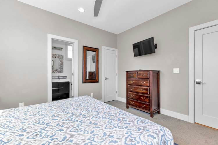 1st Floor King with Private Bath