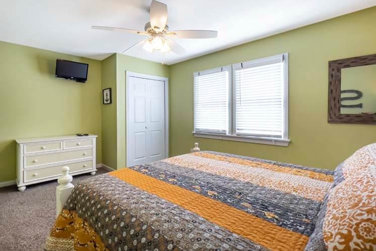 1st Floor Queen Bedroom