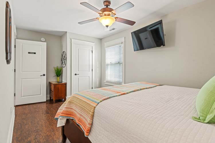 1st Floor King with Private Bath