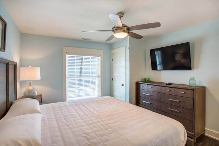 2nd Floor King with Private Bath