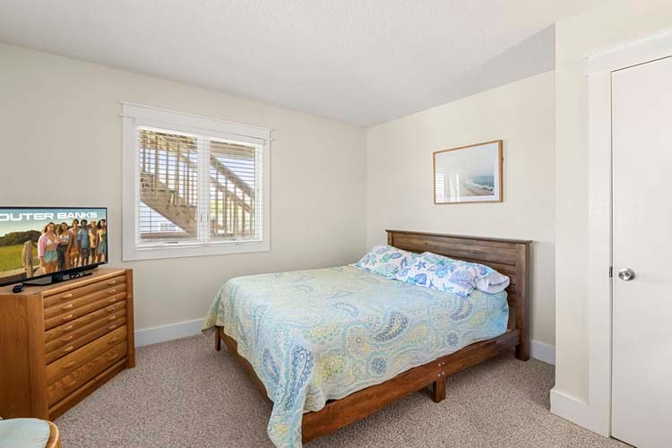 1st Floor Queen Bedroom