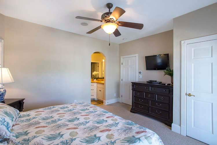 1st Floor King with Private Bath