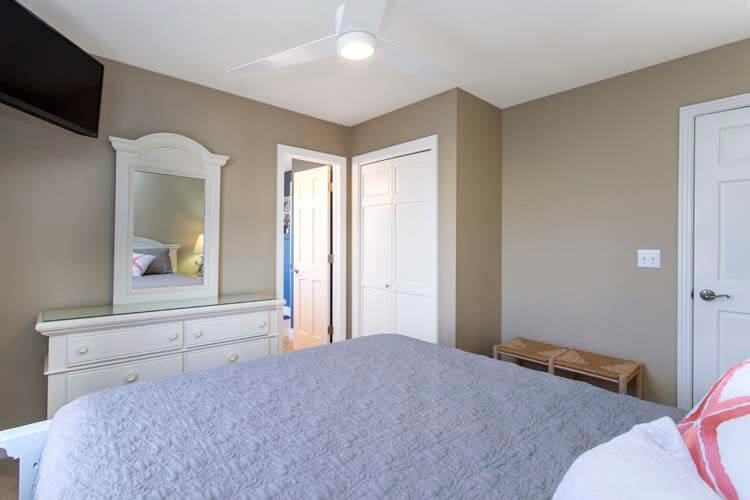 1st Floor Queen with Shared Bath