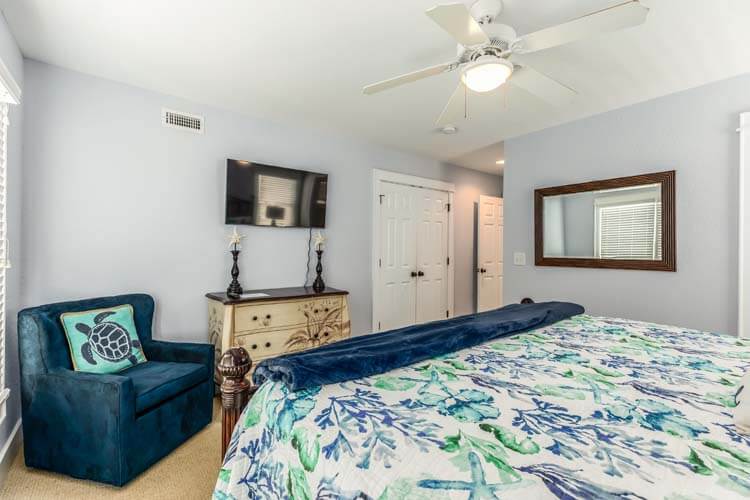 1st Floor King with Private Bath