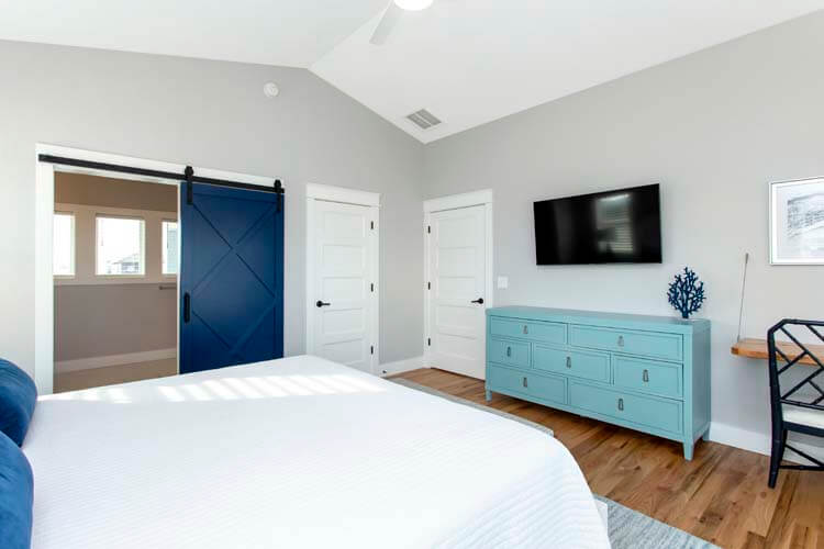 2nd Floor King with Private Bath