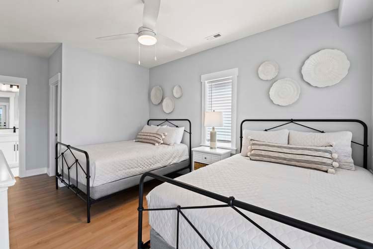 2nd Floor Queens with Private Bath