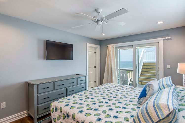 1st Floor SE King with Private Bath