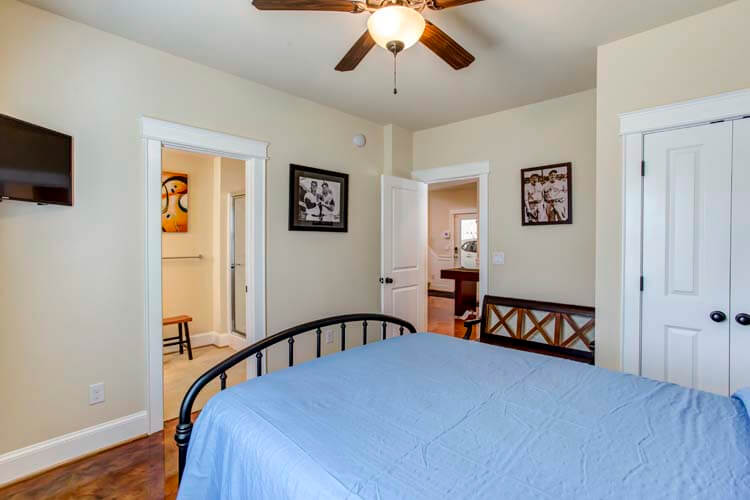 Ground Floor Queen with Private Bath