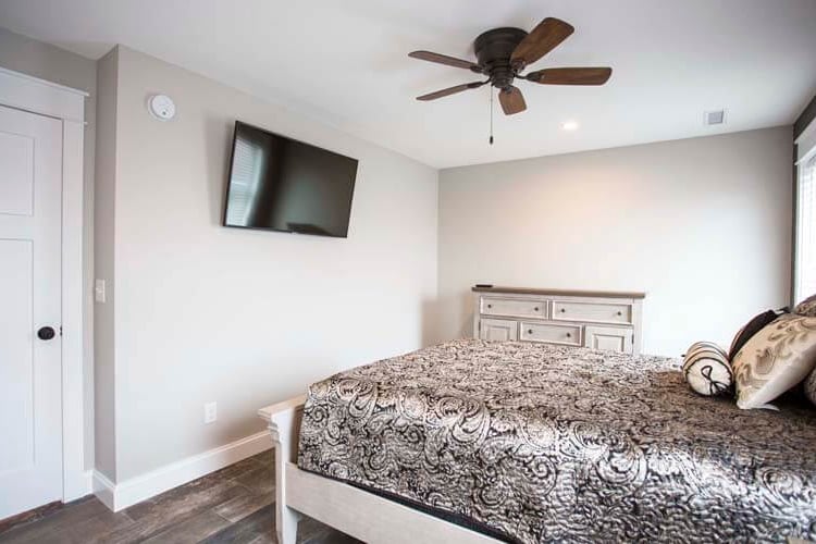 2nd Floor Queen with Private Bath (4)