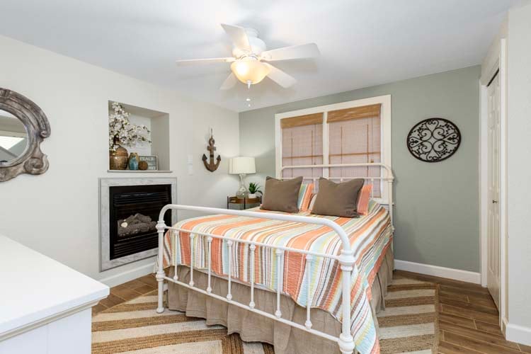 1st Floor Queen with Shared Bath