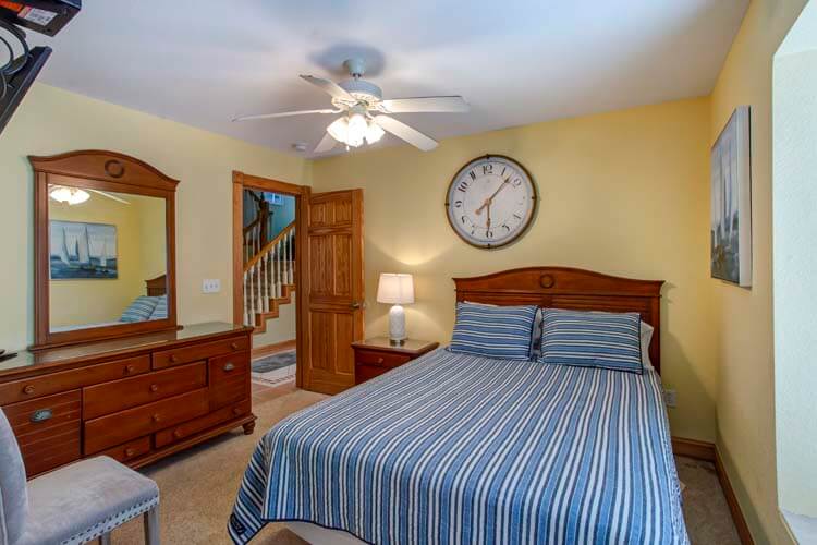 1st Floor Queen with Private Bath