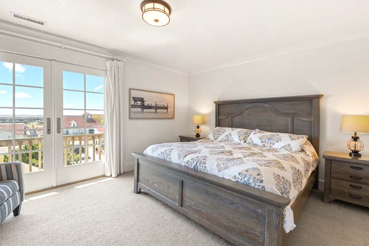 2nd Floor King with Private Bath