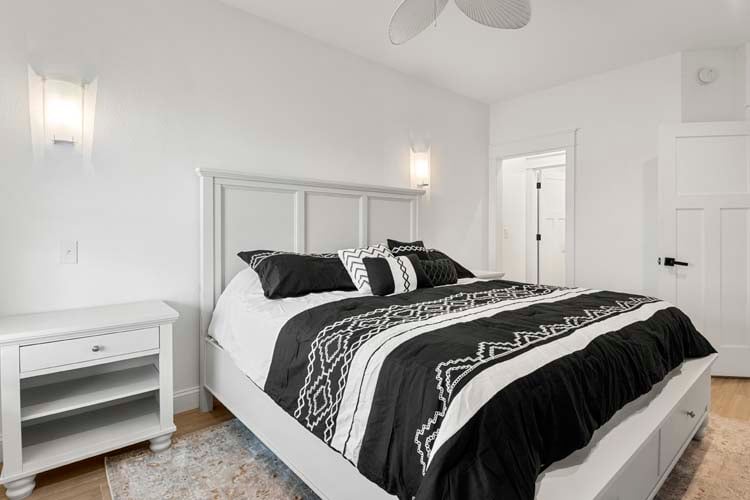 Ground Floor King with Private Bath (17)