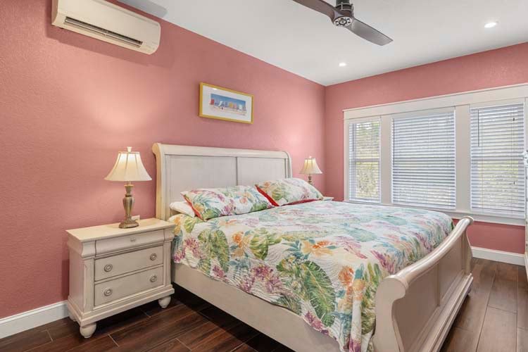 Poolhouse King with Private Bath (18)