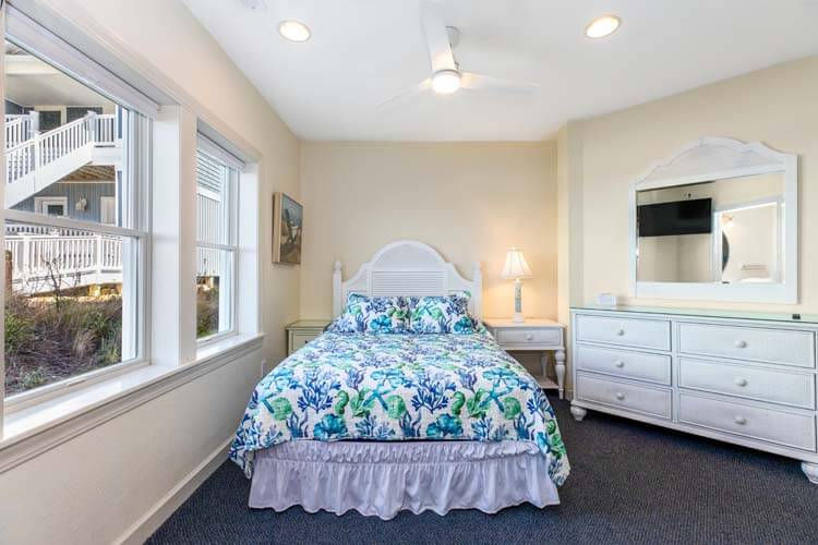 Ground Floor Queen with Private Bath (9)