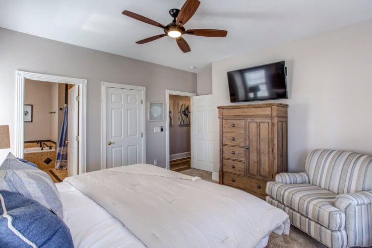 1st Floor King with Private Bath