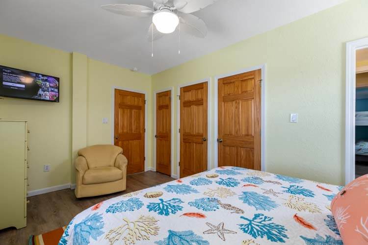 Ground Floor Queen with Shared Bath