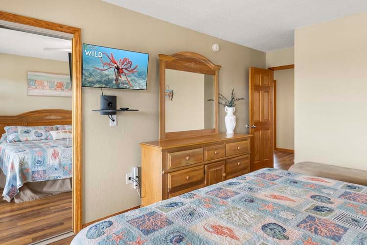 1st Floor King Bedroom