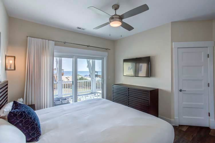 1st Floor King with Private Bath (NE)