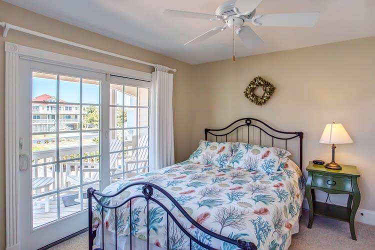 1st Floor Queen with Shared Bath