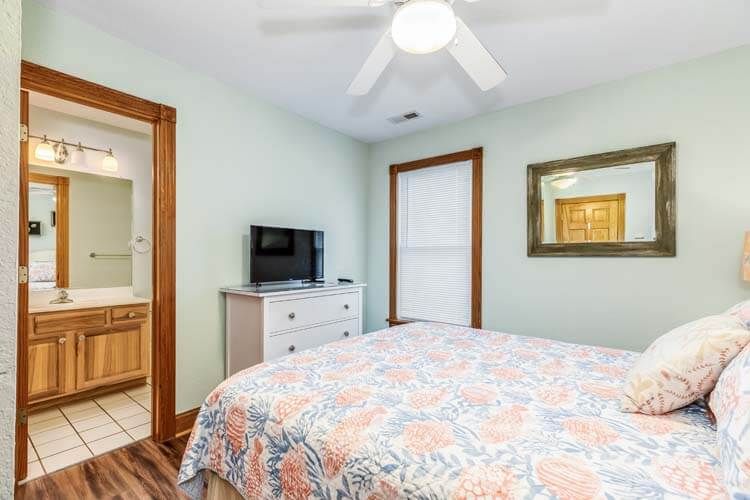 1st Floor Queen with Private Bath