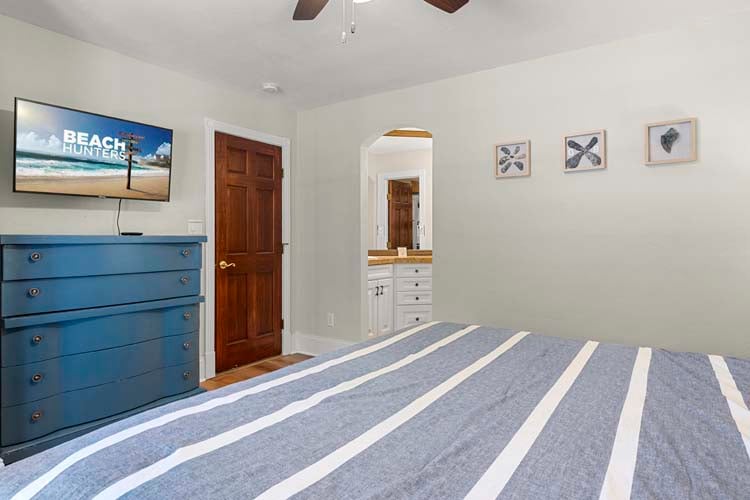 1st Floor King with Private Bath